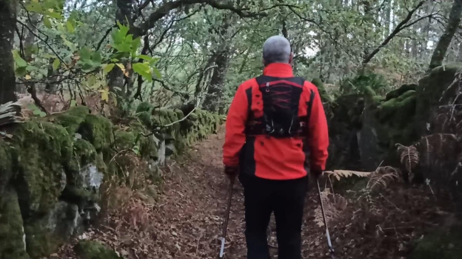 El walker disfuta de la senda