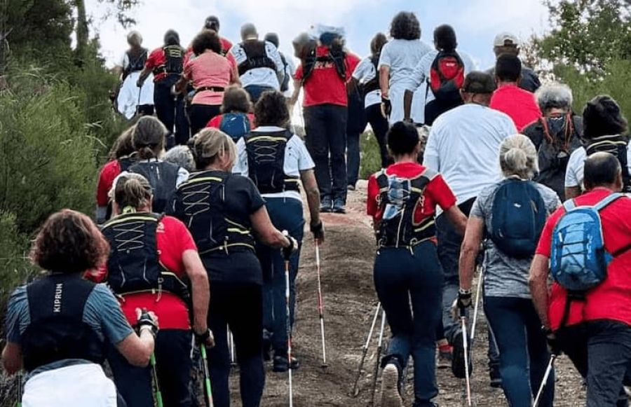 Subiendo. Disfrutando del empuje de los bastones